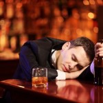 ALKOL ZEHİRLENMELERİNE KARŞI YAPILMASI GEREKENLER NELERDİR?