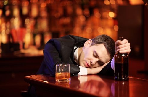 ALKOL ZEHİRLENMELERİNE KARŞI YAPILMASI GEREKENLER NELERDİR?