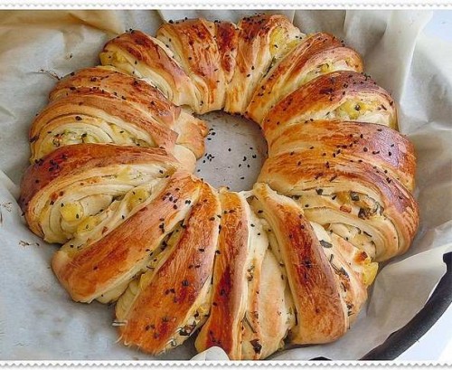 Mayalı Hamurdan Güneş Börek