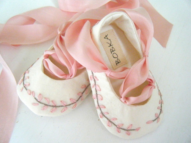 bant detaylı bebek ayakkabı modeli