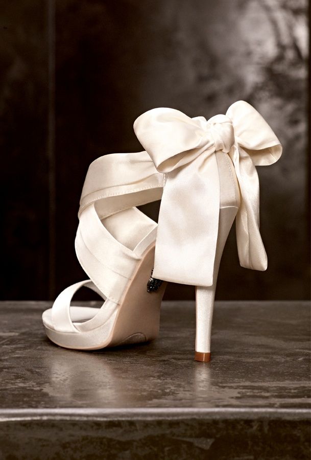 beyaz fiyonklu ayakkabı modeli