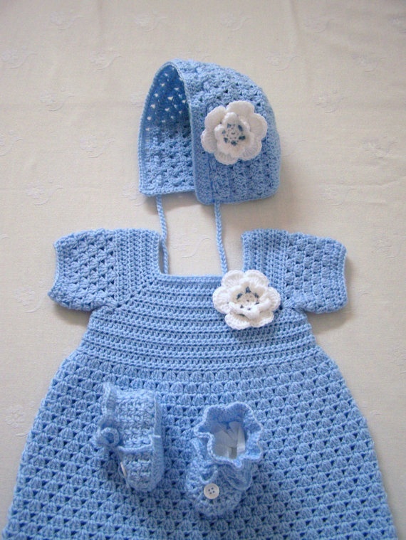 mavi şapka detaylı örgü bebek elbise modeli