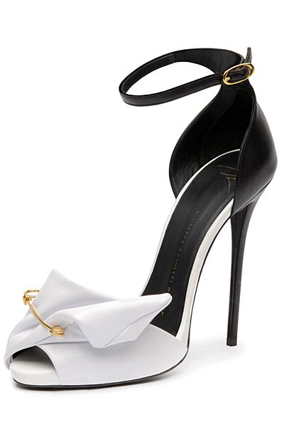 siyah beyaz ayakkabı modeli